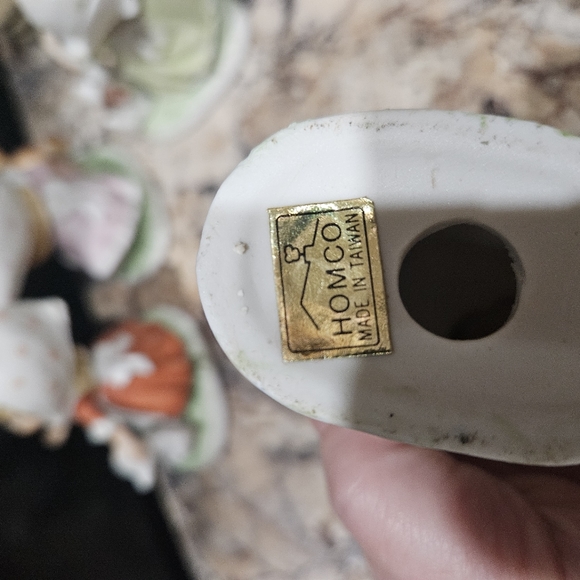 Girls with bonnets - Picture 3 of 3